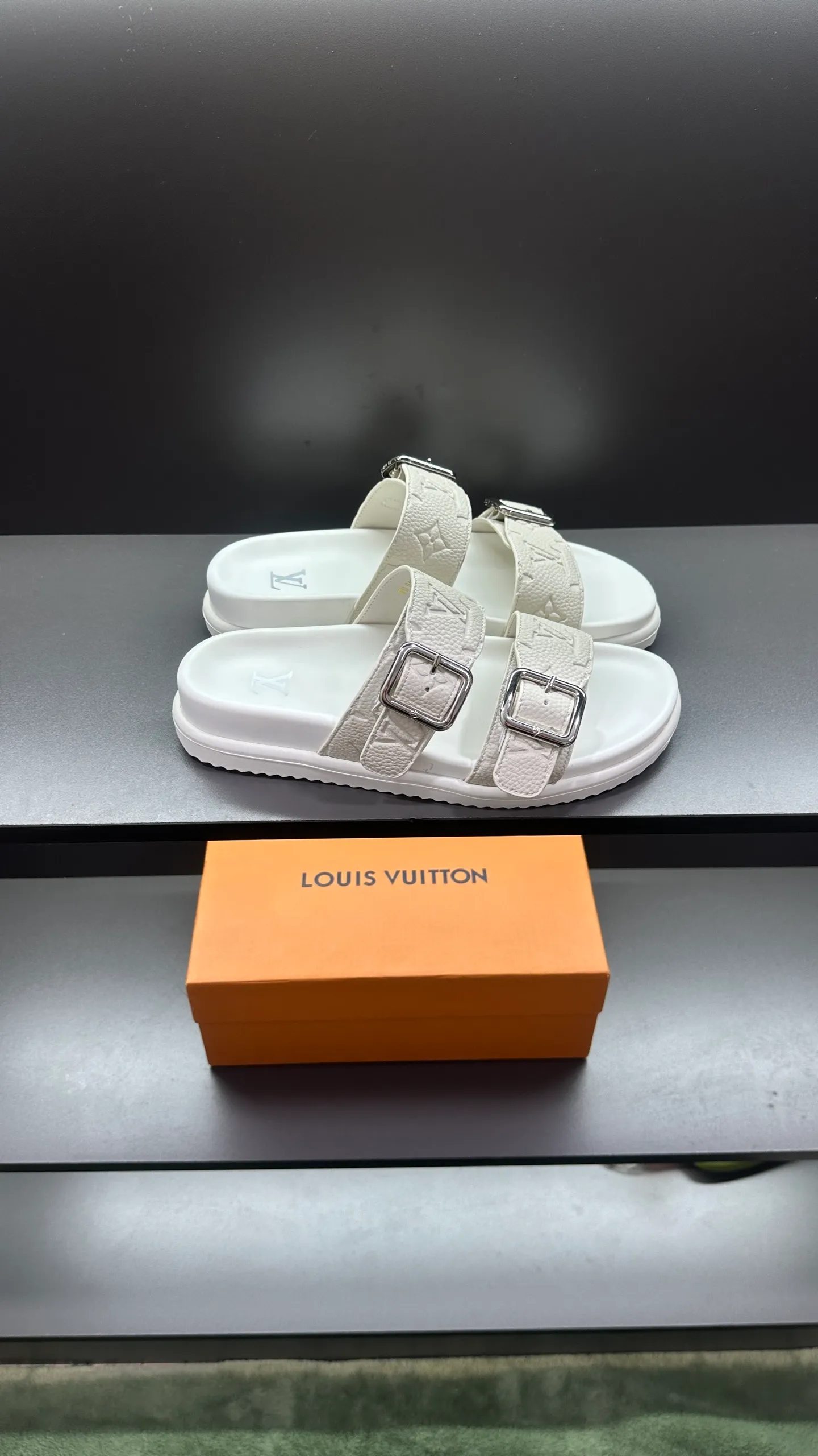 P340 🔍LV Men's Spring and Summer Slippers Counter Synchronization. The uppers are imported cowhide fabrics from Italy, with logo graphics and high-quality craftsmanship. Soles: original soles specially provided by the original factory. Exclusive movable molded soles are super comfortable. Original factory follow-up orders. 🔍🔍High quality. You can enter and leave the counter at will. Welcome to compare. Code number 38-45 No. 058